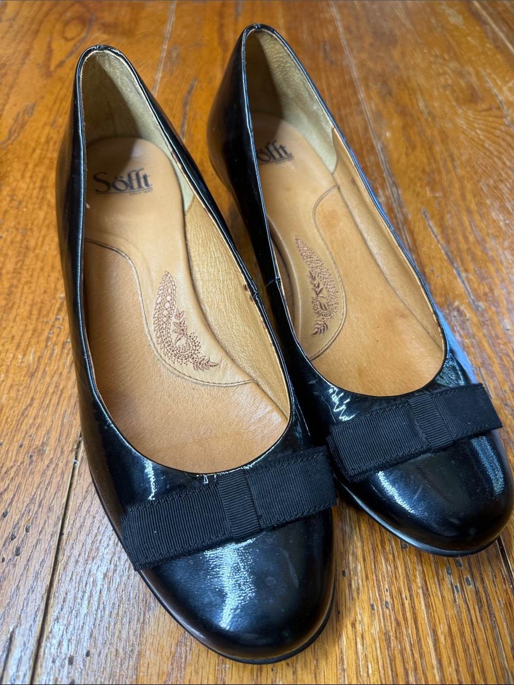 Black Patent Leather Bow Small Heel Pumps - 10